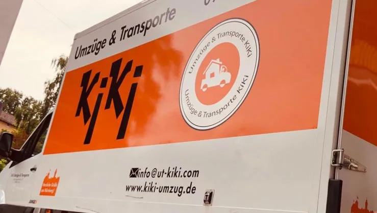 Transporter von KiKi Umzüge mit Logo und Kontaktdaten